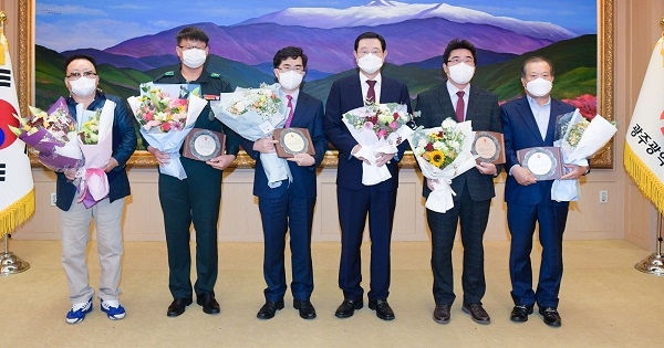 ▲이용섭 광주광역시장이 6일 오전 시청 비즈니스룸에서 시정발전 유공시민들께 표창장을 수여한 뒤 수상자들과 함께 기념촬영을 하고 있다.(사진제공=광주광역시)
