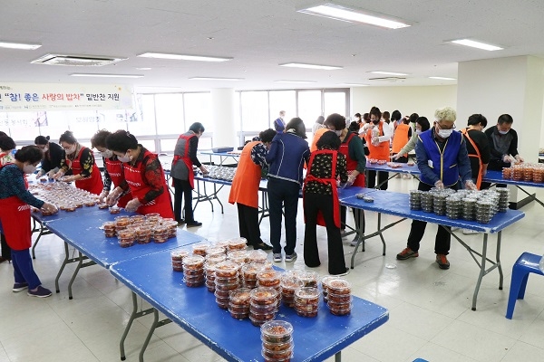 ▲밑반찬 포장 모습(사진제공=목포시)