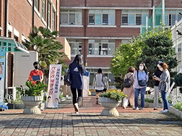 ▲서진여고 간호과 3학년 학생들이 ‘2020년 하반기 간호조무사 국가시험’에서 90%의 합격률을 달성했다.(사진제공=서진여고)