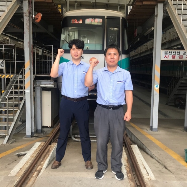 ▲광주도시철도공사는 으뜸기관사로 정성영 기관사를 선정했다(사진 왼쪽 버금기관사 고명현 오른쪽 으뜸기관사 정성영)