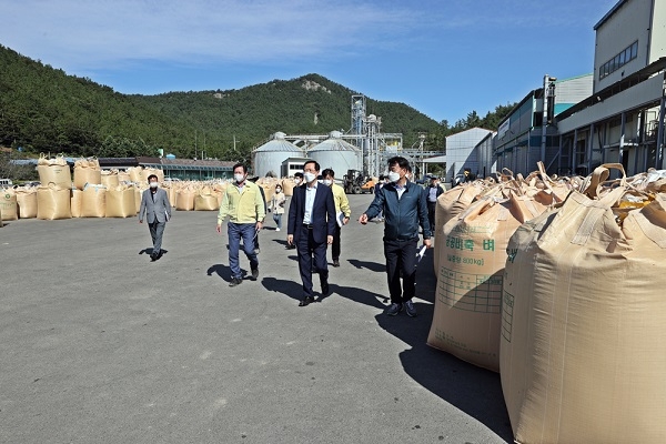 ▲고흥군은 2020년산 공공비축미 산물벼 수매를 총 7,486톤을 공공비축미곡 매입 품종 선정위원회에서 결정된 새청무와 새일미 2품종으로 수매를 시작했다.(사진제공=고흥군)