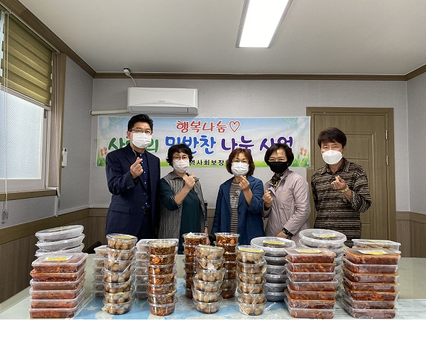 ▲목포시 상동 지역사회보장협의체가 밑반찬 전달 행사를 펼쳤다.(사진제공=목포시)