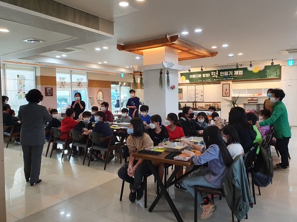 ▲담양 봉산면은 지난 13일 전통 떡만들기 체험 행사를 진행했다.(사진제공=담양군)