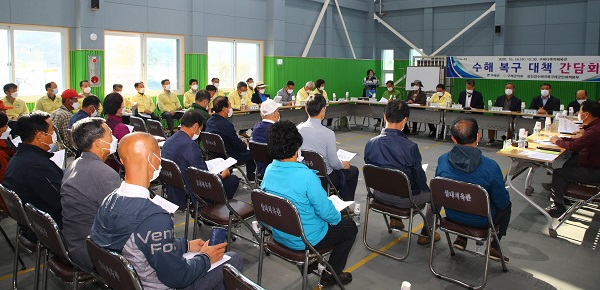 ▲구례군은 지난 14일 구례다목적체육관에서 수해복구대책 간담회를 가졌다.(사진제공=구례군)