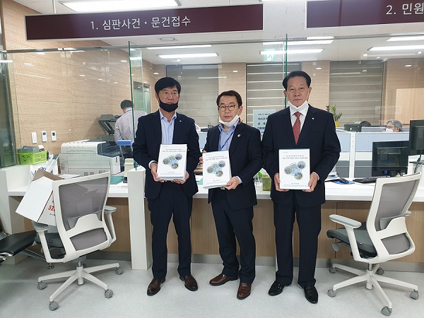 ▲여수시와 전라남도가 16일 오전 여수시민과 전남어업인 5만3천여 명의 간절한 마음을 담아 ‘현행 해상경계 유지 탄원 서명서’를 헌법재판소에 제출하고 있다. (사진제공=여수시)