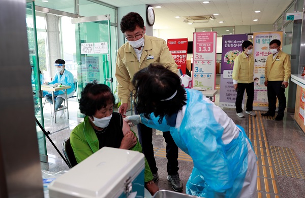 ▲‘보성군 전 군민 무료 독감 백신 접종’이 19일부터 관내 의료기관과 보건지소에서 본격적으로 시작됐다.(사진제공=보성군)