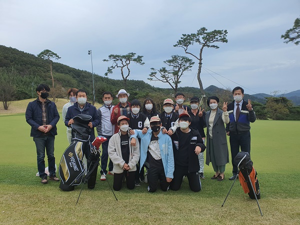 ▲아크로컨트리클럽이 관내 학생들에게 골프체험 기회를 제공했다.(사진제공=영암군)