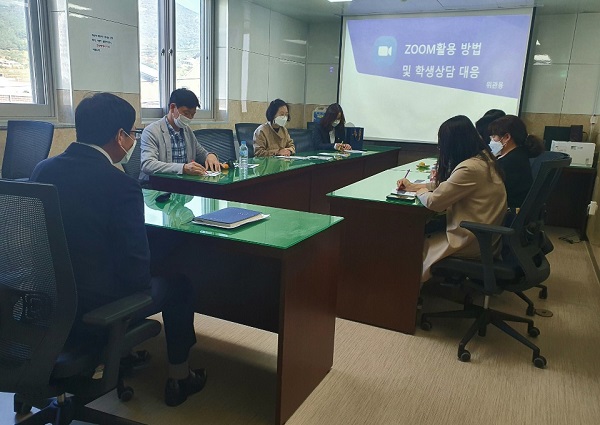 ▲화순교육지원청은 23일 화상 프로그램인 ZOOM을 활용한 ‘Wee클래스 전문상담인력 역량강화 연수 및 협의회’를 실시했다.(사진제공=화순교육지원청)