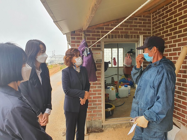 ▲무안군 망운면 지역사회보장협의체는 저소득층 가구에 생계비를 전달했다.(사진제공=무안군)