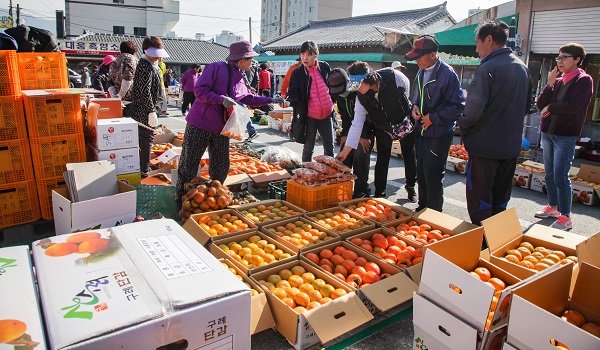 ▲구례 감 직거래 장터(사진제공=구례군)