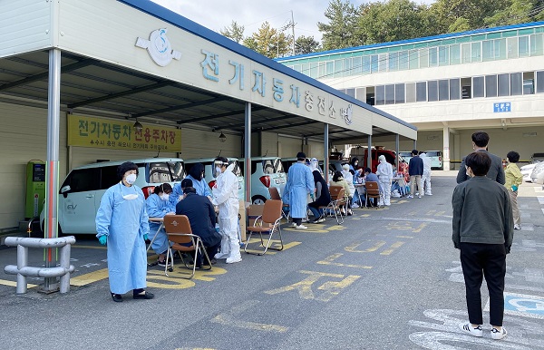 ▲나주시가 시청 직원(전남 182번) 코로나19 확진에 따라 임시검사시설을 설치하고 본청 전 직원에 대한 검사를 실시하고 있다.(사진제공=나주시)