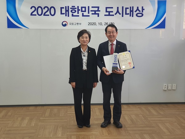▲목포시는 26일 ‘2020 대한민국 도시 대상’에서 종합부문 최우수상인 국무총리상을 수상했다.(사진제공=목포시)