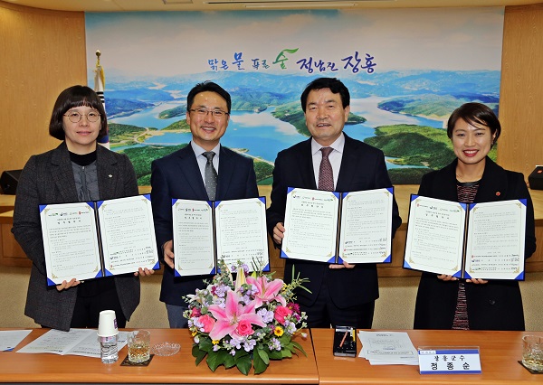 ▲아동복지 NGO단체와 협약 체결 모습(사진제공=장흥군)