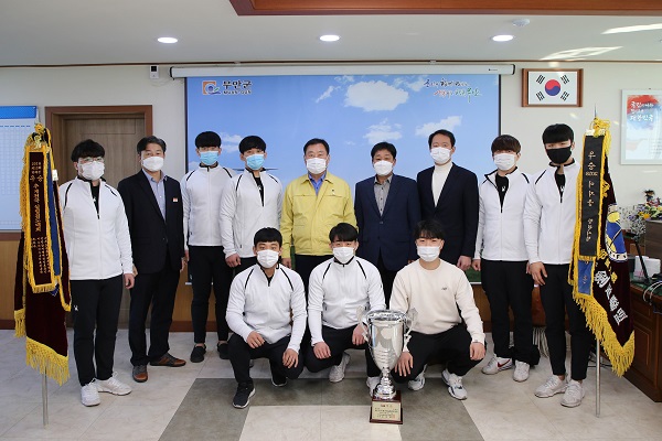 ▲무안군청 직장검도단이 제17회 추계 전국 실업검도대회에 출전하여 단체전 우승과 통합부 개인전 3위, 남자 4단부 개인전 우승과 준우승을 거머쥐었다.(사진제공=무안군)