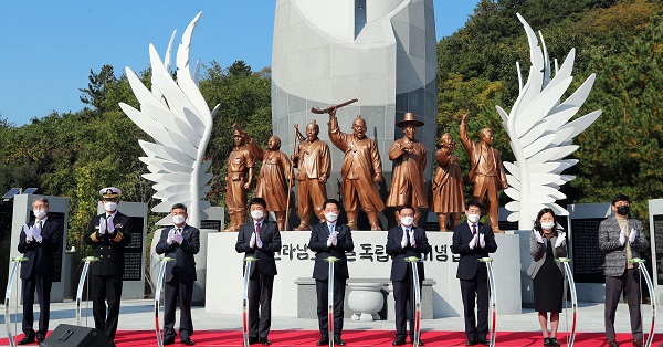 ▲전라남도는 30일 무안군 전남도립도서관 맞은편 공원에서 ‘전라남도 항일독립운동기념탑’ 제막식을 개최했다.(사진제공=전라남도)