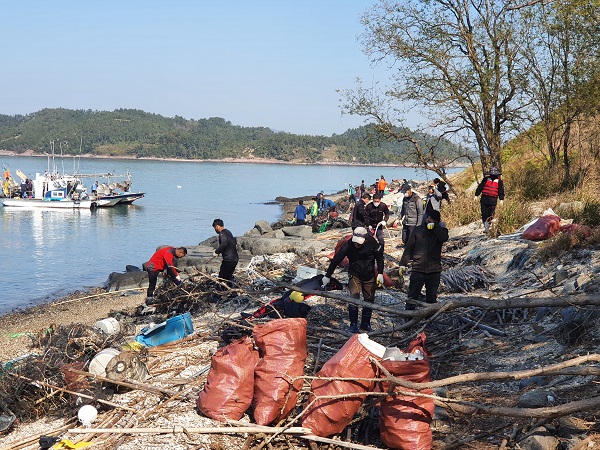 ▲보성군 벌교읍은 지난달 30일 장도 일원에서 무인도 해양쓰레기 정화활동을 벌였다.(사진제공=보성군)