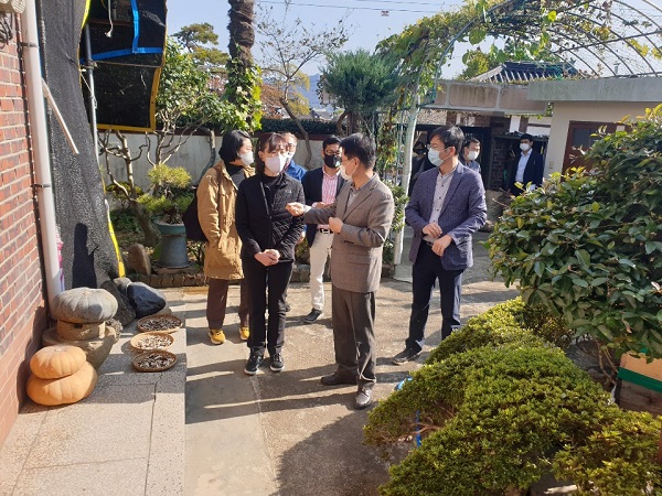 ▲지난 31일 강진군을 방문한 최윤희 차관이 이승옥 강진군수, 문체부 관계자 등과 함께 일주일살기 참여 푸소 농가를 둘러보고 있다.(사진제공=강진군)