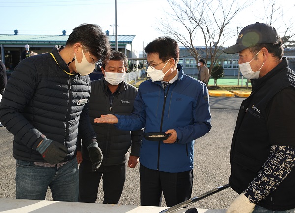 ▲공공비축미곡 매입현장에 이승옥 강진군수가 방문했다.(사진제공=강진군)