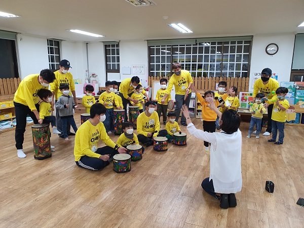 ▲광양교육지원청은 지난 3일 2020. 온·오프라인 광양 아버지 아카데미 4차 음악놀이연수를 실시했다.(사진제공=광양교육지원청)