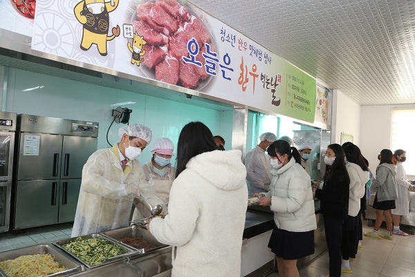 ▲영암군은 영암 여자중·고등학교 급식실에서 청소년 한우 맛 체험 행사를 가졌다.(사진제공=영암군)