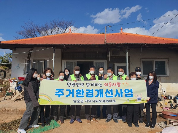 ▲무안군 망운면 우리동네 복지기동대는 지난 3일 지역 취약세대를 대상으로 주거환경개선 봉사활동을 실시했다.(사진제공=무안군)