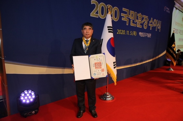 ▲미림산업개발(주) 허영호 대표가 국민훈장 동백장을 수상하는 영애를 안았다.(사진제공=미림산업개발)