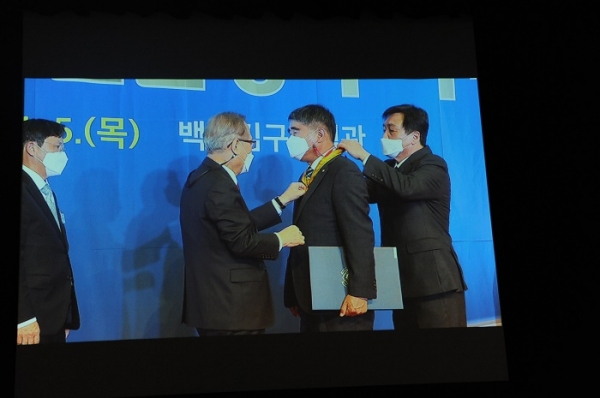 ▲허영호 미림산업개발 대표가 한반도 평화통일 기반조성 및 북한 이탈주민 지원사업 및 소외계층을 위한 장학금 지원 등 사회봉사를 인정받아 5일 백범김구기념관에서 국민훈장 동백장을 수상했다.(사진제공=미림산업개발)