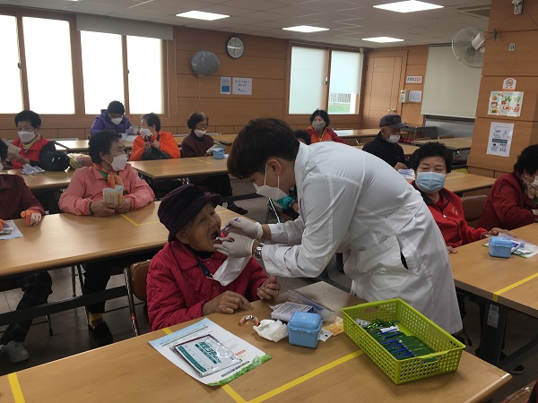 ▲목포시 보건소는 ‘찾아가는 노인 구강건강관리 서비스’를 제공하고 있다.(사진제공=목포시)