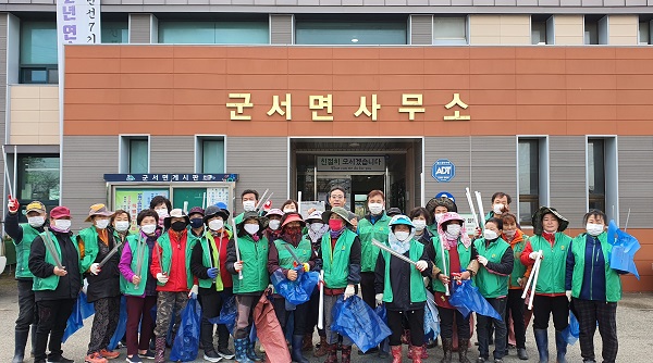 ▲영암군 군서면은 지난 5일 영산강변 및 하천변 환경 정비사업을 실시했다.(사진제공=영암군)