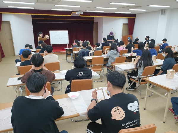 ▲화순교육지원청은 관내 중·고 특수교육대상학생 대상으로 구례 섬진강과 한국압화박물관에서 체험학습을 실시했다.(사진제공=화순교육지원청)