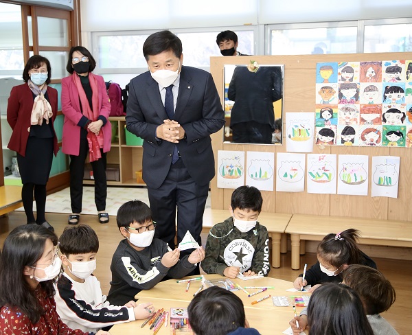 ▲장석웅 전라남도교육감이 6일 오후 나주 빛누리초등학교를 방문 돌봄교실 운영 현황을 점검했다.(사진제공=전라남도교육청)