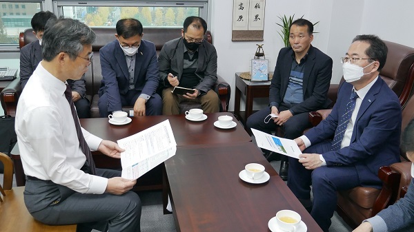 ▲허석 순천시장은 지난 6일 국회를 방문하여 김승남 의원을 만나 2021년 국회 증액사업에 대해 설명하고 국회 심의 과정에서 반드시 반영될 수 있도록 적극적인 협조를 요청했다.(사진제공=순천시)