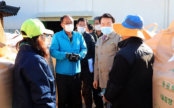 ▲정종순 장흥군수 지난 9일과 10일 공공비축미곡 첫 매입 현장 방문(사진제공=장흥군)