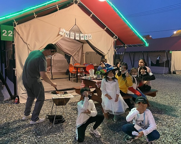 ▲영암군은 신북 들소리 키즈 글램핑장에서 ‘가족낭만 글램핑 체험’프로그램을 운영했다.(사진제공=영암군)