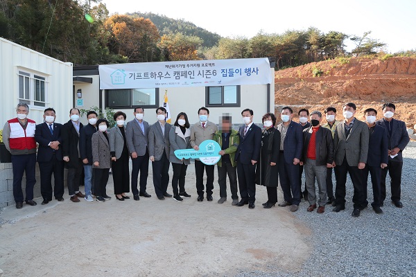 ▲장흥군은 지난10일 ‘기프트하우스 캠페인 시즌6’ 주택신축 집들이 행사를 개최했다.(사진제공=장흥군)