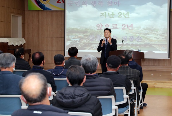 ▲정종순 장흥군수가 11일 제36기 장흥군 노인대학 특별 강사로 나섰다.(사진제공=장흥군)