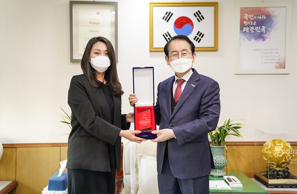 ▲목포시가 기차 여행객들이 뽑은 2020년 최고의 국내여행지로 선정되어 지난 11일 트로피 전달식을 가졌다.(사진제공=목포시)