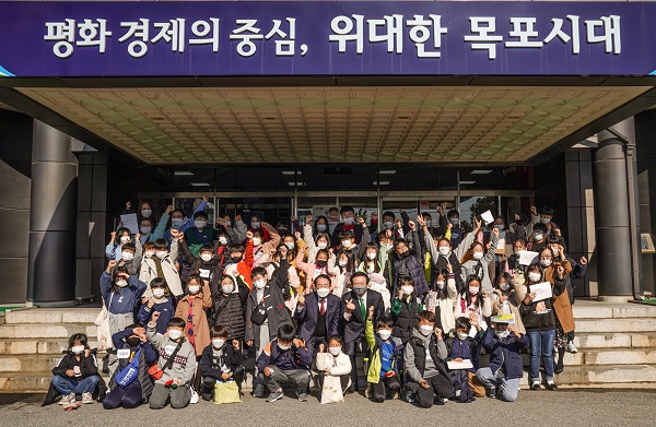 ▲김종식 목포시장은 지난 11일 백련초등학교 4학년 학생들과 만남의 시간을 갖고 긴념촬영을 하고 있다.(사진제공=목포시)