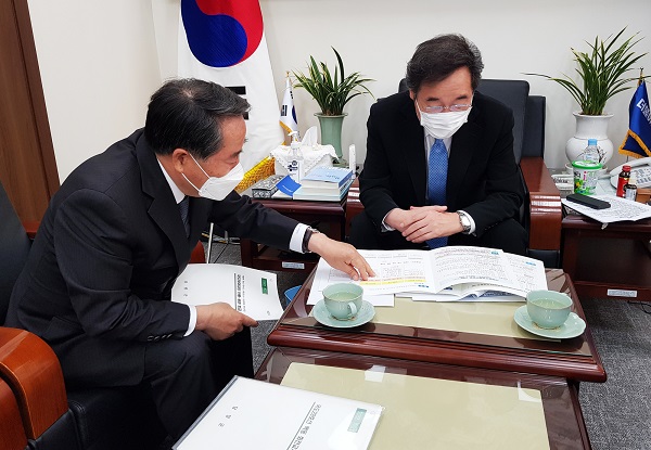 ▲최형식 담양군수는 12일 이낙연 더불어민주당 대표 만나 내년도 예산안에 대해 면담을 하고 있다.(사진제공=담양군)