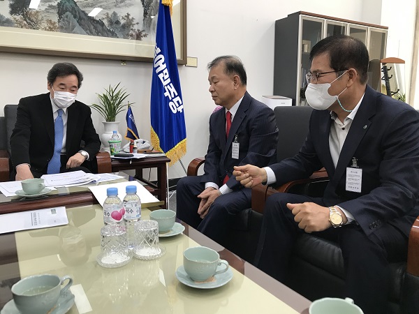 ▲이상익 함평군수는 12일 이낙연 더불어민주당 대표와 만나 내년도 현안사업에 대한 예산 추가 반영을 건의했다.(사진제공=함평군)