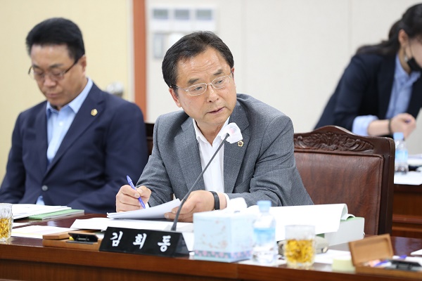 ▲전남도의회 김희동 의원은 지난 11일 도민안전실 행정사무감사를 통해 재난안전체험교육시설 6개소의 시설비와 운영비의 국비지원 여부를 질의하며 "전남의 열악한 재원 탓에 운영비 국비지원을 사전에 조율해야 한다”고 강조했다.(사진제공=전남도의회)