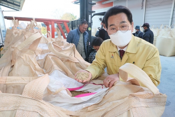 ▲권익현 부안군수는 12일 공공비축미 수매현장을 찾아 농업인과 수매 관계자를 격려했다/ⓒ부안군