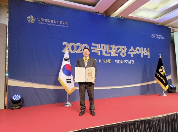 ▲민주평화통일자문회의 순천시협의회 박옥천 회장이 2020년 민주평통 국민훈장 수여식에서 평화통일 기반구축과 지역사회 발전에 기여한 공로로 국민훈장 동백장을 받았다.(사진제공=순천시)