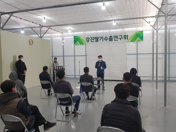 ▲강진군이 지난 13일 강진딸기수출연구회의 공동선별장 개소식을 가졌다.(사진제공=강진군)