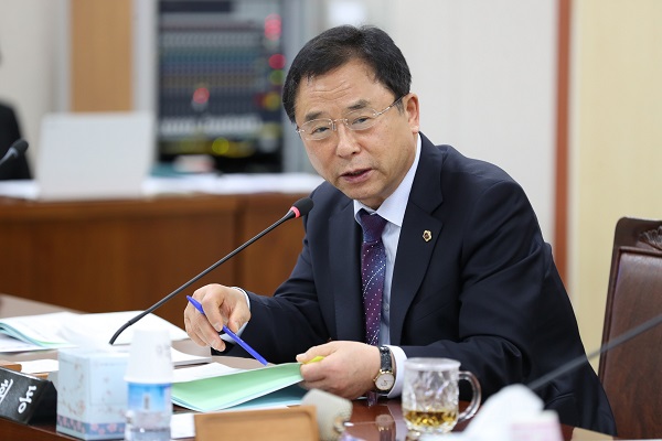 ▲김희동 전남도의원은 지난 12일 건설교통국 행정사무감사를 통해 진도 조도 연륙교를 포함한 해안일주도로의 국도승격을 촉구했다.(사진제공=전라남도의회)