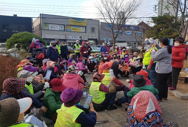 ▲장흥읍행정복지센터에서는 17일 노인일자리 참여자를 대상으로 직무 교육 및 동절기 안전교육을 실시했다.(사진제공=장흥군)