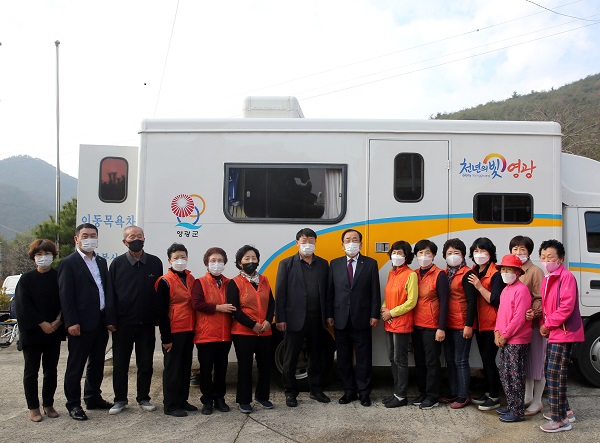 ▲영광군 여성자원봉사대는 지난 17일 이동목욕 봉사활동을 실시했다.(사진제공=영광군)