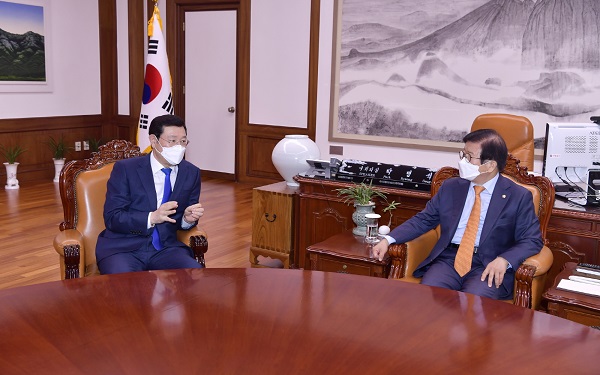 ▲이용섭 광주광역시장이 18일 오후 서울 국회를 방문해 박병석 국회의장과 면담을 갖고 지역의 주요 현안 해결과 내년도 국비확보에 대한 지원과 협조를 요청하고 있다.(사진제공=광주광역시)