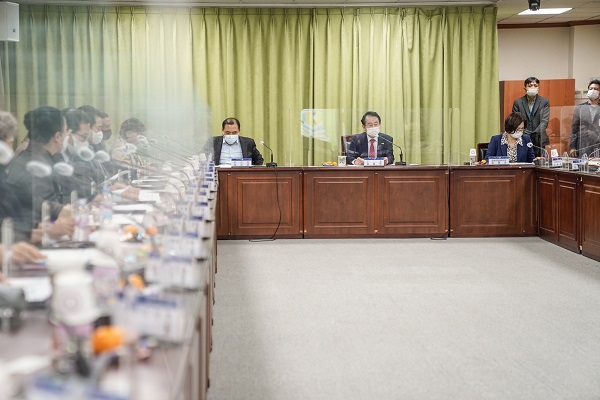 ▲목포시는 ‘2021 목포문학박람회’의 성공적인 개최를 위해 간담회를 가졌다.(사진제공=목포시)
