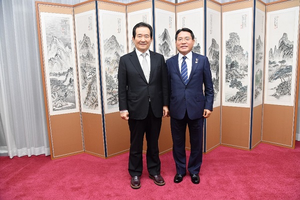 ▲권오봉 여수시장은 정세균 국무총리를 만나 주요 현안사업에 대해 건의했다.(사진제공=여수시)